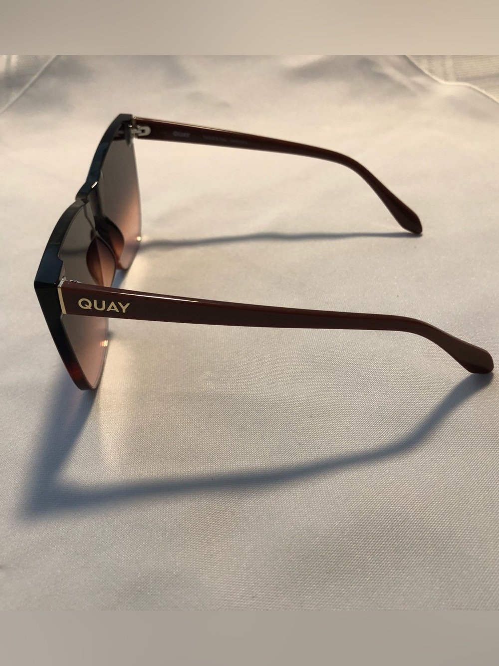 Like New Quay Oversized Cat-Eye Sunglasses With Case - Picture 5 of 9